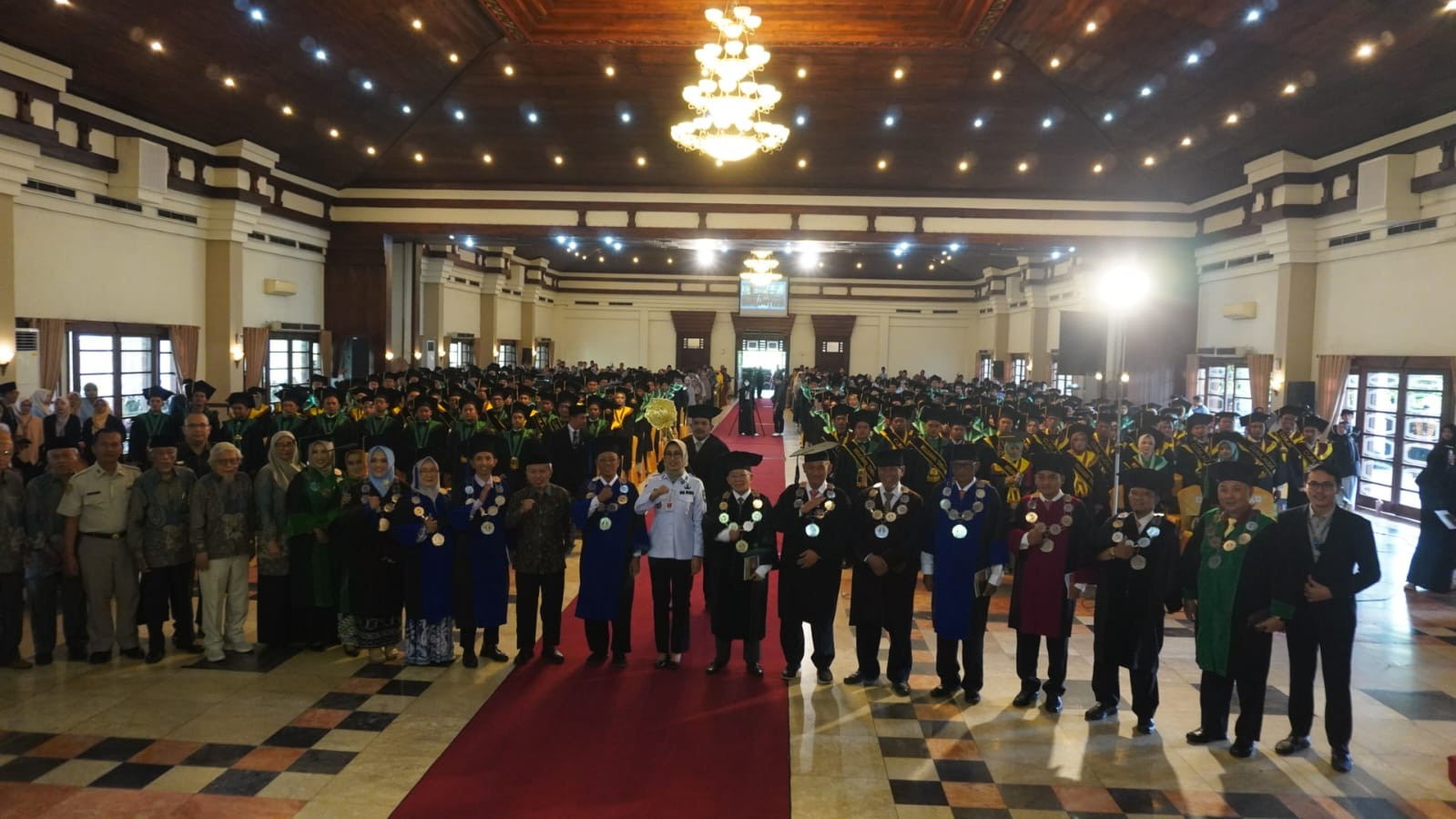 KHIDMAT: Institut Islam Mambaul Ulum (IIM) Surakarta gelar wisuda di Graha Saba Buana, Rabu (14/1/2026).