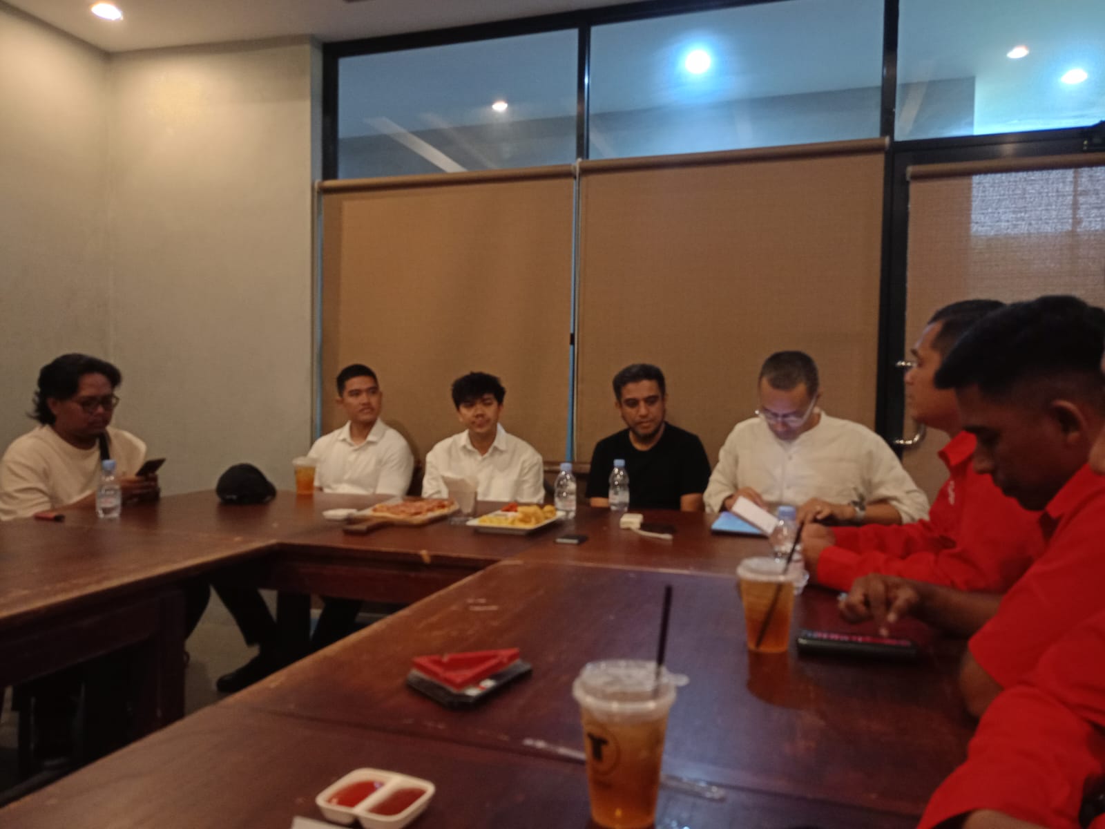 Yahya Alkatiri (kaos hitam) saat hadir dalam pertemuan manajemen Persis Solo dengan suporter, belum lama ini.