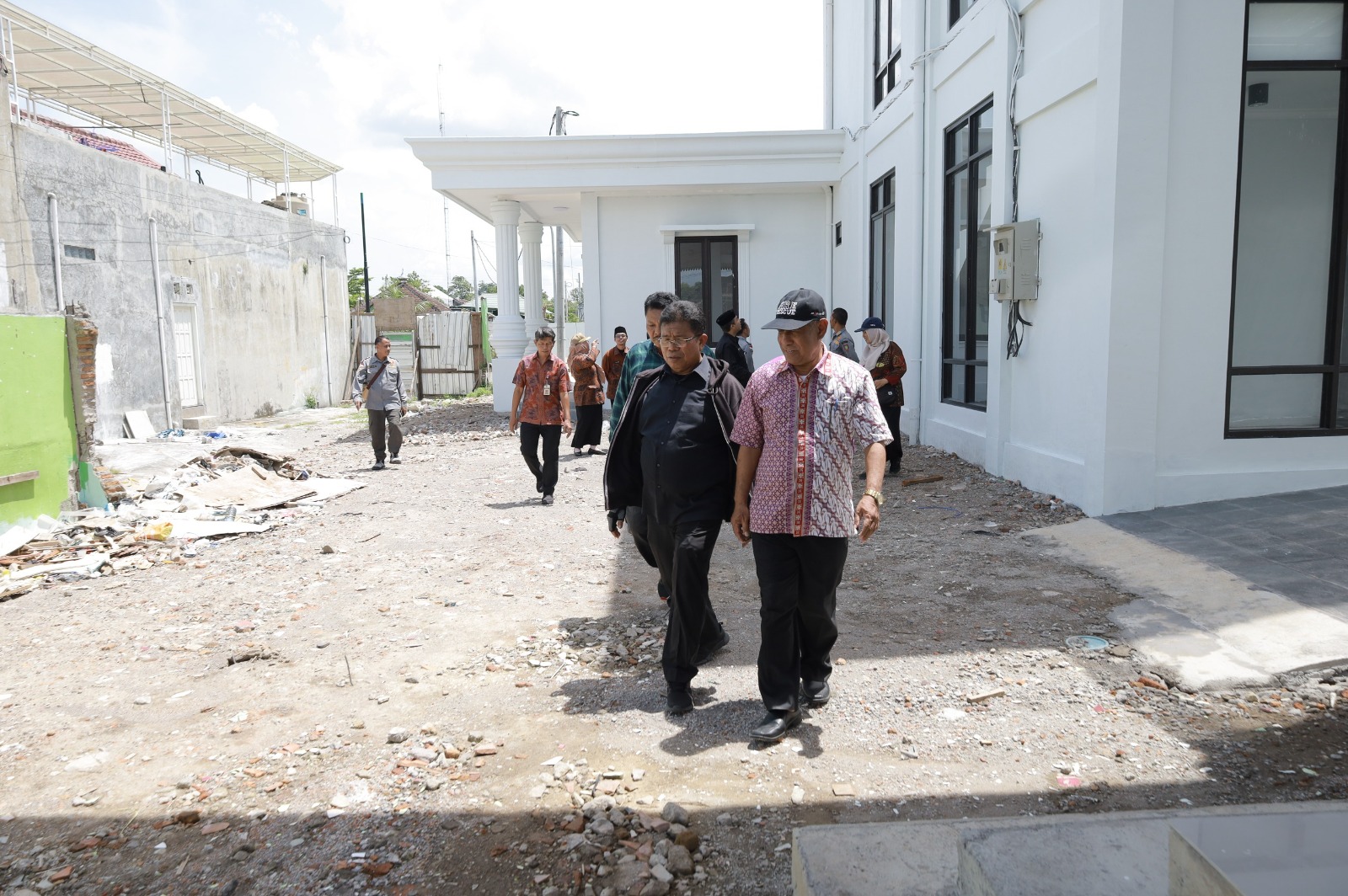 DPRD Kota Solo mengecek kondisi pembangunan gedung kantor Kelurahan Banjarsari, Rabu (14/1/2026).