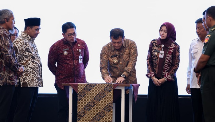 penandatanganan komitmen bersama antara Gubernur Jawa Tengah Ahmad Luthfi dengan seluruh bupati/wali kota se-Jawa Tengah terkait upaya swasembada pangan.