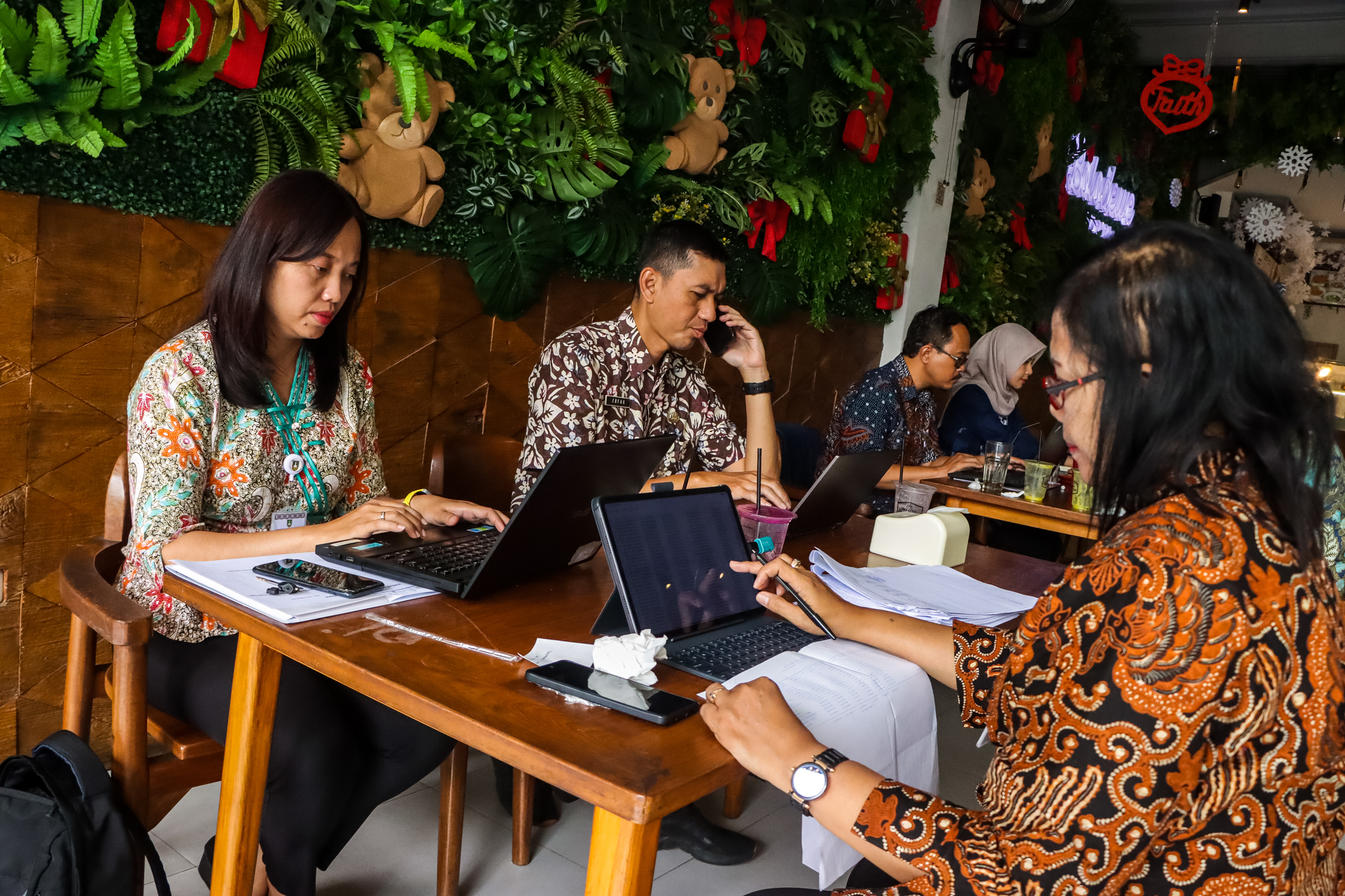 Sejumlah ASN Pemkot Solo berseragam batik bekerja di luar kantor sebagai ujo coba work from anywhere mulai, kemarin (14/1). (M Ihsan/Radar Solo)