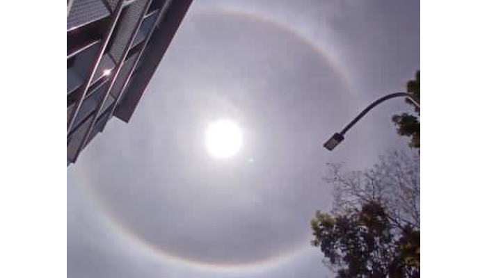 Fenomena halo matahari di langit Jogja.