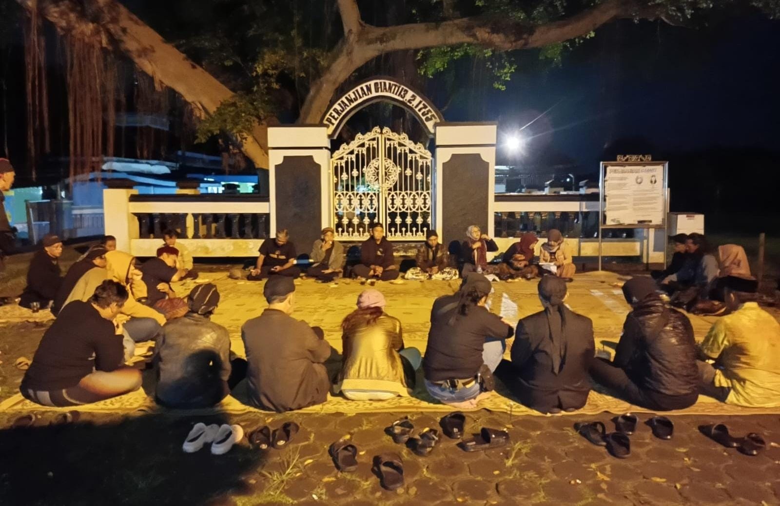Kegiatan sarasehan budaya di Situs Perjanjian Giyanti, Kelurahan Jantiharjo, Kecamatan Karanganyar, Senin (12/1/2026) malam. (Rudi Hartono/Radar Solo)