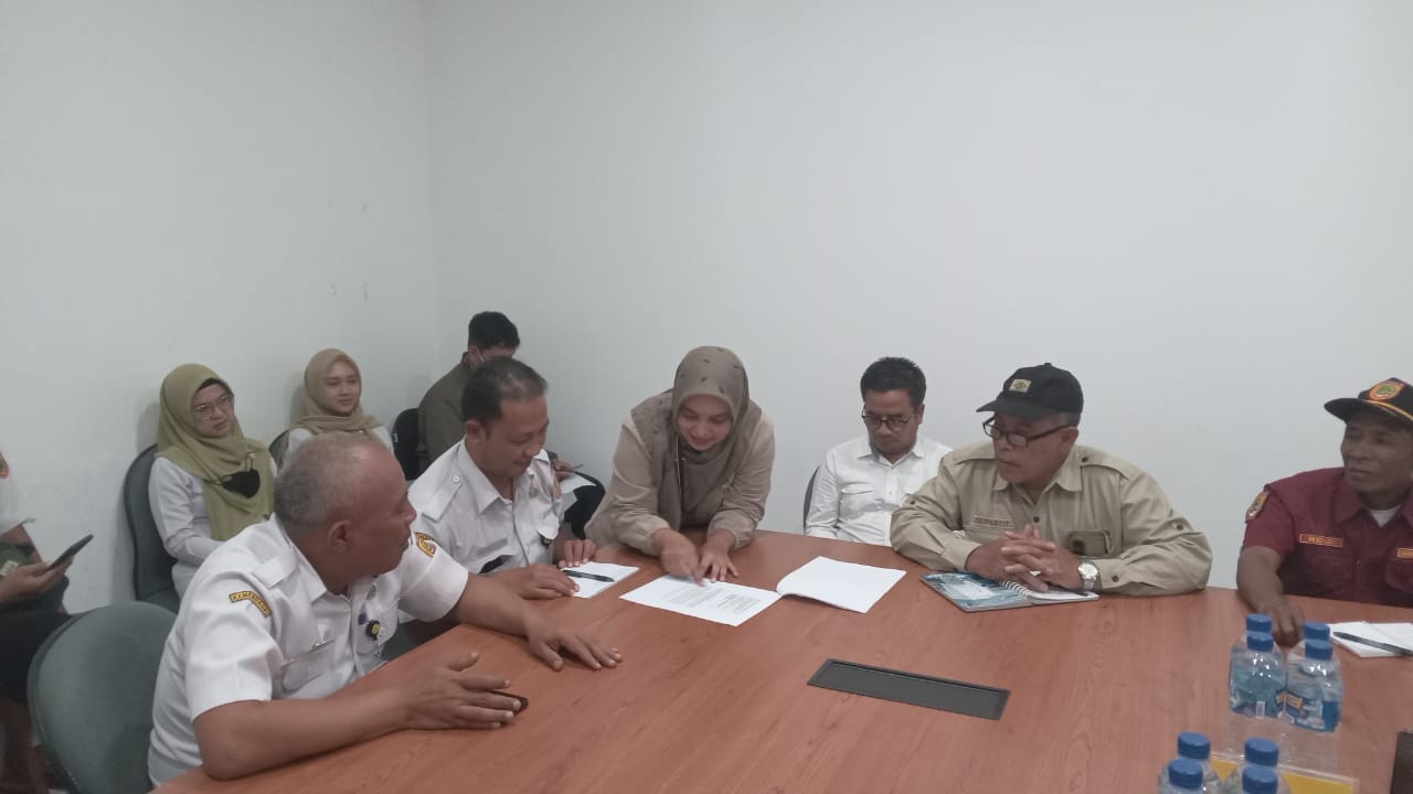 Kepala Disperinaker Sukoharjo Setyo Aji Nugroho dan Dewan Pengupahan sidak UMK 2026 di pabrik PT Young Tree, Desa Gumpang, Kecamatan Kartasura, Rabu (14/1).