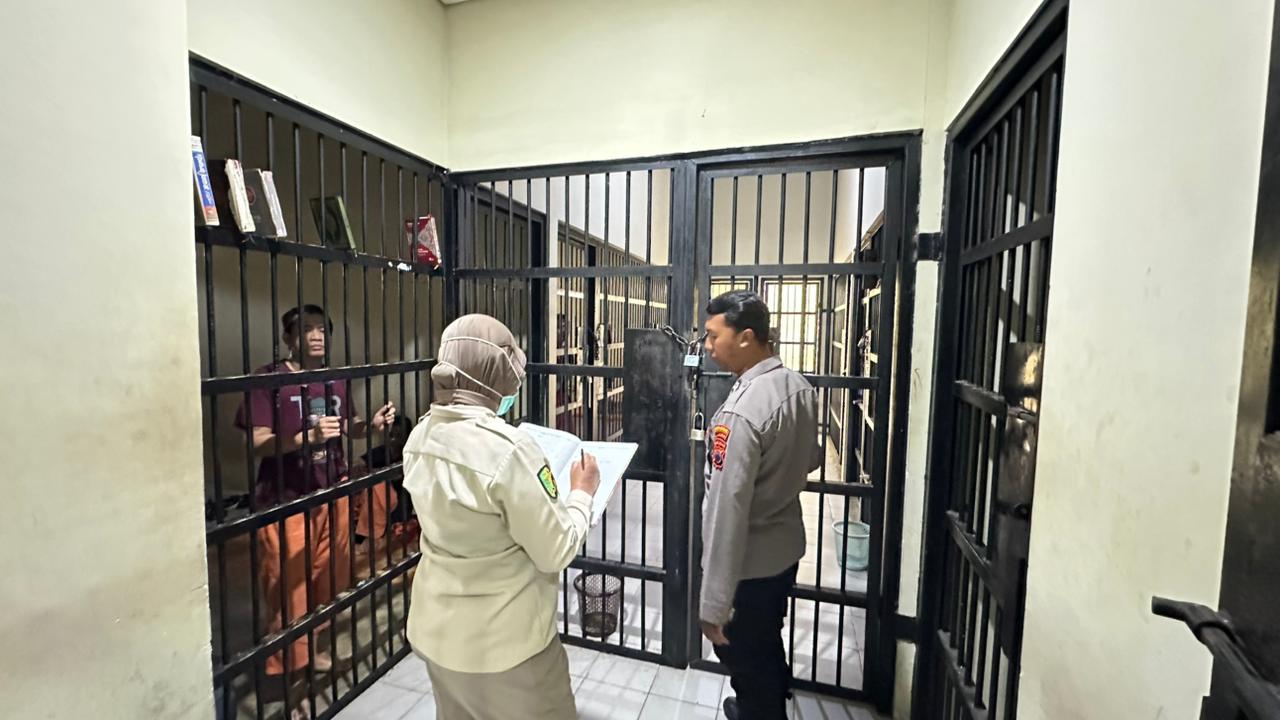 Sie Dokkes Polres Sukoharjo memeriksa kesehatan para tahanan mapolres setempat, kemarin (14/1). Tercatat tiga tahanan mengeluh batuk dan diare.