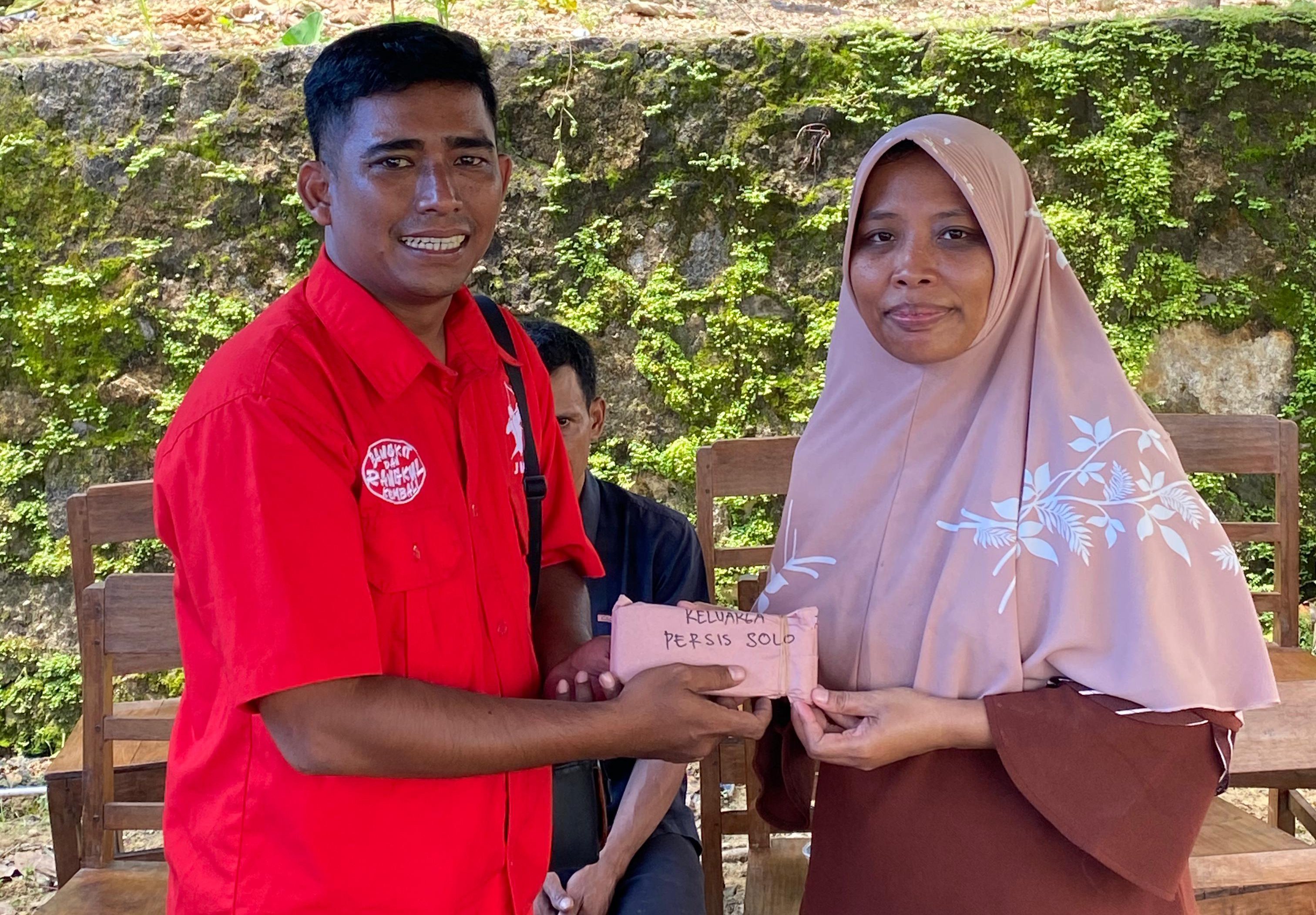 DPP Pasoepati memberikan hasil penggalangan dana yang diberikan ke keluarga anggota Pasoepati Jakarta, Fajar Sri Mulyono, yang meninggal dunia saat hendak menonton Persis Solo berlaga di Padang