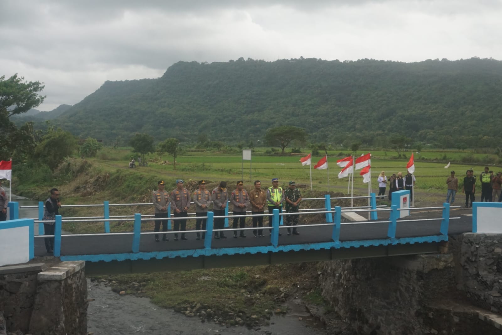 Kapolri Jenderal Polisi Listyo Sigit Prabowo saat meninjau Jembatan Merah Putih Presisi penghubung Desa Cucukan dan Desa Kotesan di Kecamatan Prambanan, Kabupaten Klaten. (Angga Purenda/Radar Solo)