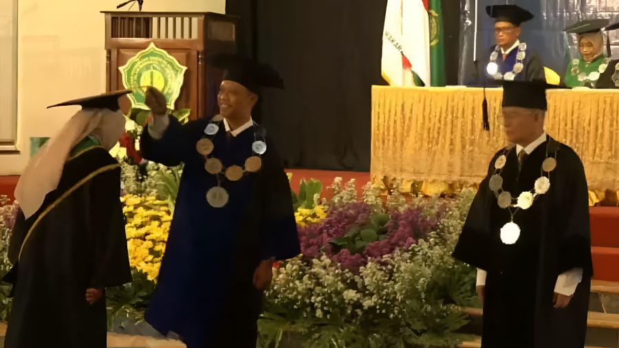 IKUT BAHAGIA: Rektor IIM Surakarta Edy Muslimin mewisuda mahasiswinya yang dinyatakan lulus.