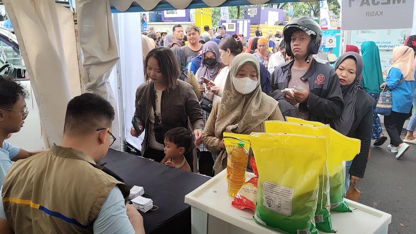 Pasar murah hasil kolaborasi Kementerian Desa dan Pembangunan Daerah Tertinggal serta Kementerian Kelautan dan Perikanan (KKP) di kompleks Kebun Raya Indrokilo Boyolali, Rabu (14/1/2026).