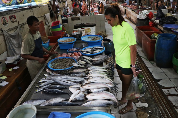 Pembeli memilih ikan segar di salah satu lapak di Pasar Gede Solo, Kamis (15/1).