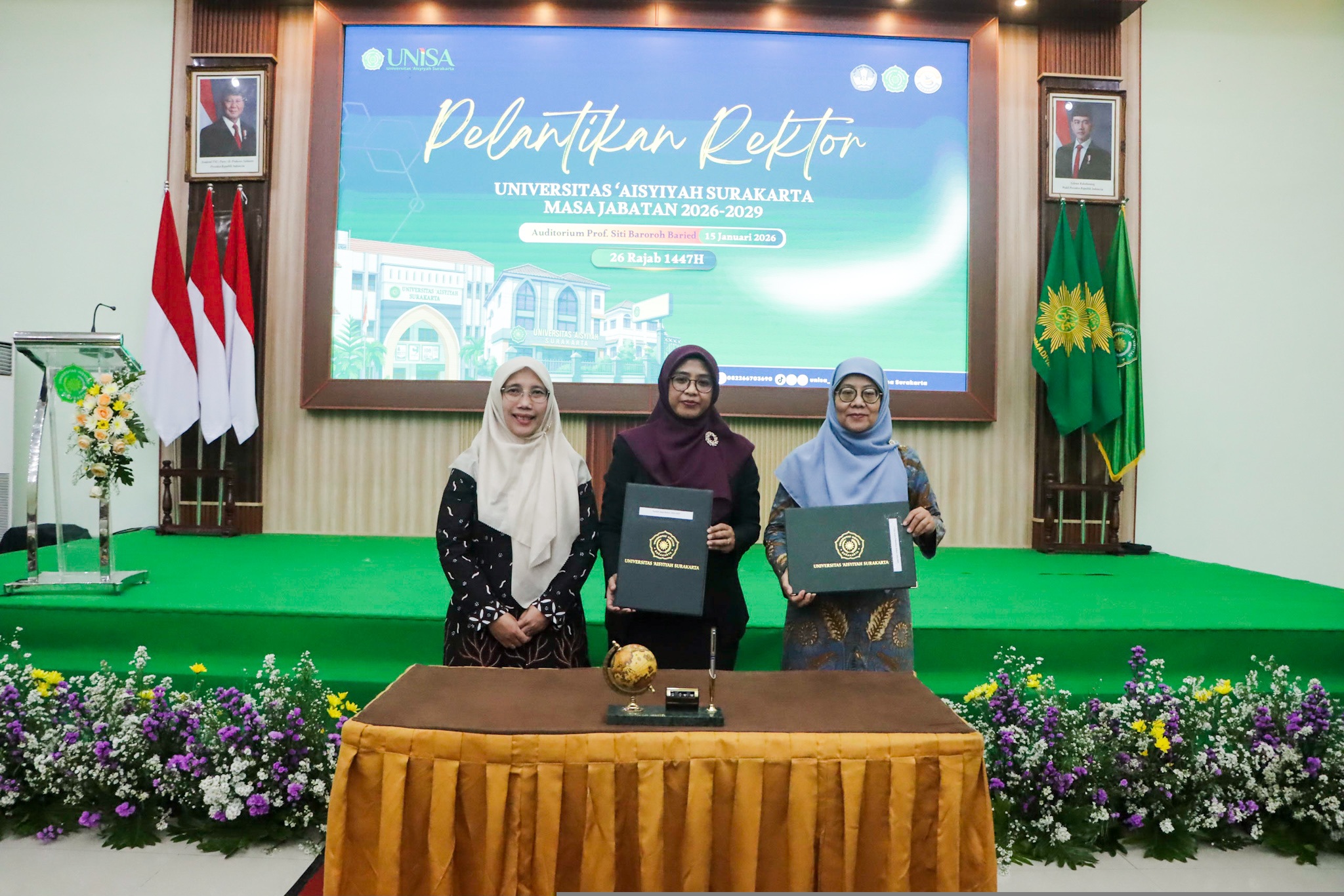 TANGGUNG JAWAB BESAR: Rektor baru UNISA Dyah Rahmawatie Ratna Budi Utami (tengah) bersama Ketum PP &lsquo;Aisyiyah Salmah Orbayinah (kanan) dan Ketua Majelis Dikti PP Aisyiyah Dr. Sulistyaningsih