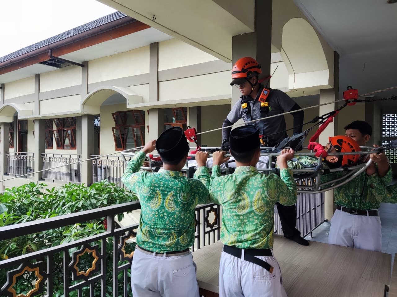 BERI PEMAHAMAN: Siswa SMP Pesantren Tahfidz Azzayadiy Sukoharjo menggelar simulasi bencana, Kamis (15/1).  &nbsp;