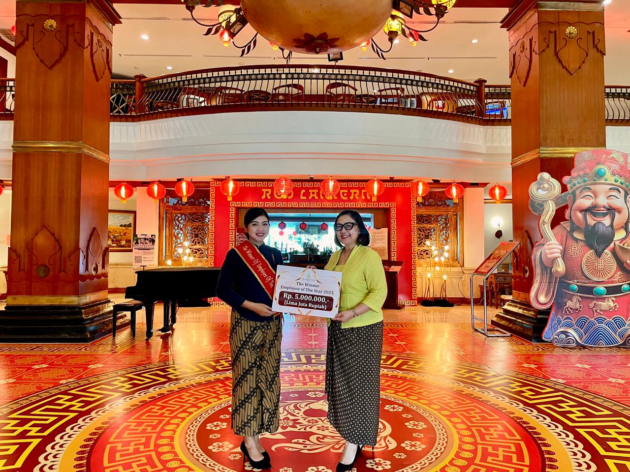 BANGGA: Arin Arfianti (kiri) meraih Employee of the Year 2025 dari The Sunan Hotel Solo.