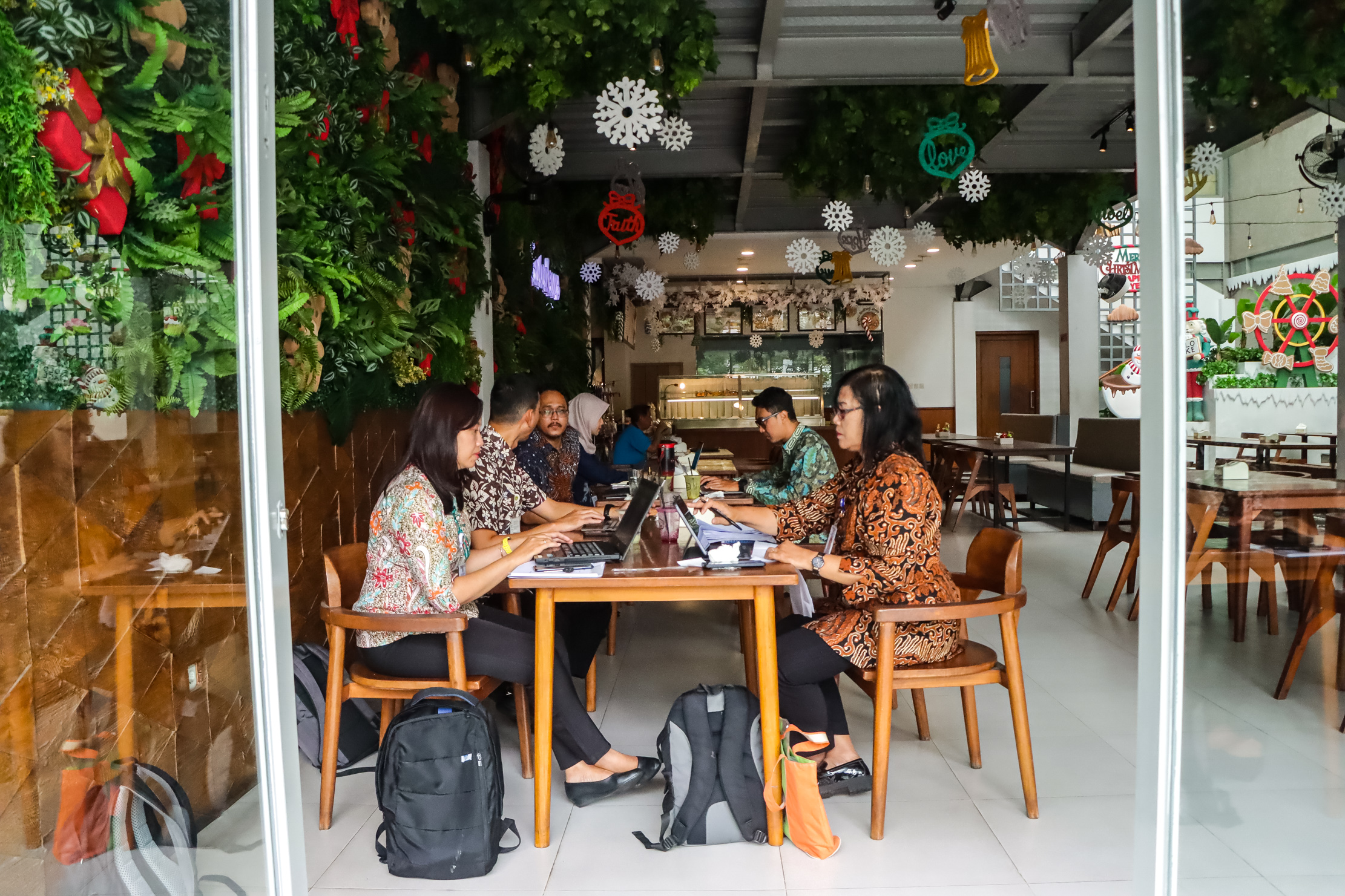 SAMBIL DISKUSI: ASN Pemkot Solo menjalani uji coba work from anywhere (WFA) di salah satu rumah makan, Rabu (14/1).