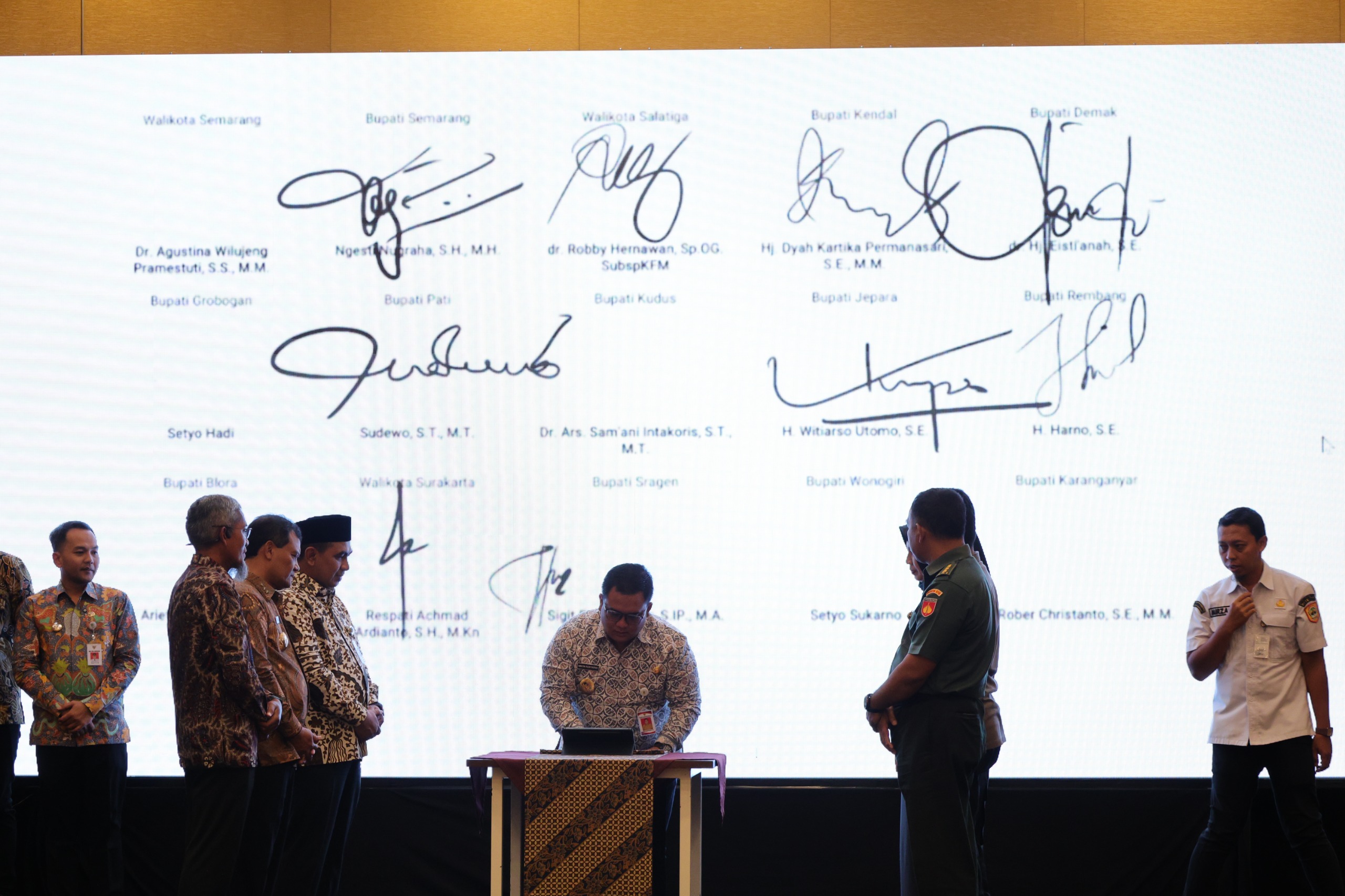 Wabup Wonogiri Inron Rizkyarno tandatangani Komitmen Bersama Pencapaian Target Ketahanan Pangan Provinsi Jateng 2026, bersama Gubernur Jateng Ahmad Luthfi di The Sunan Hotel, Solo, Rabu (14/1/2026).