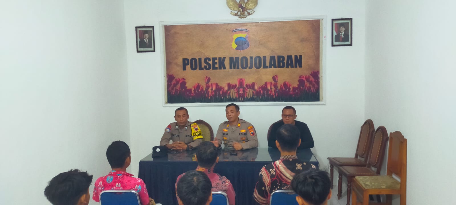 Kapolsek Mojolaban AKP Askolani Budiyanto membina pelajar yang bolos sekolah, Kamis (15/1).