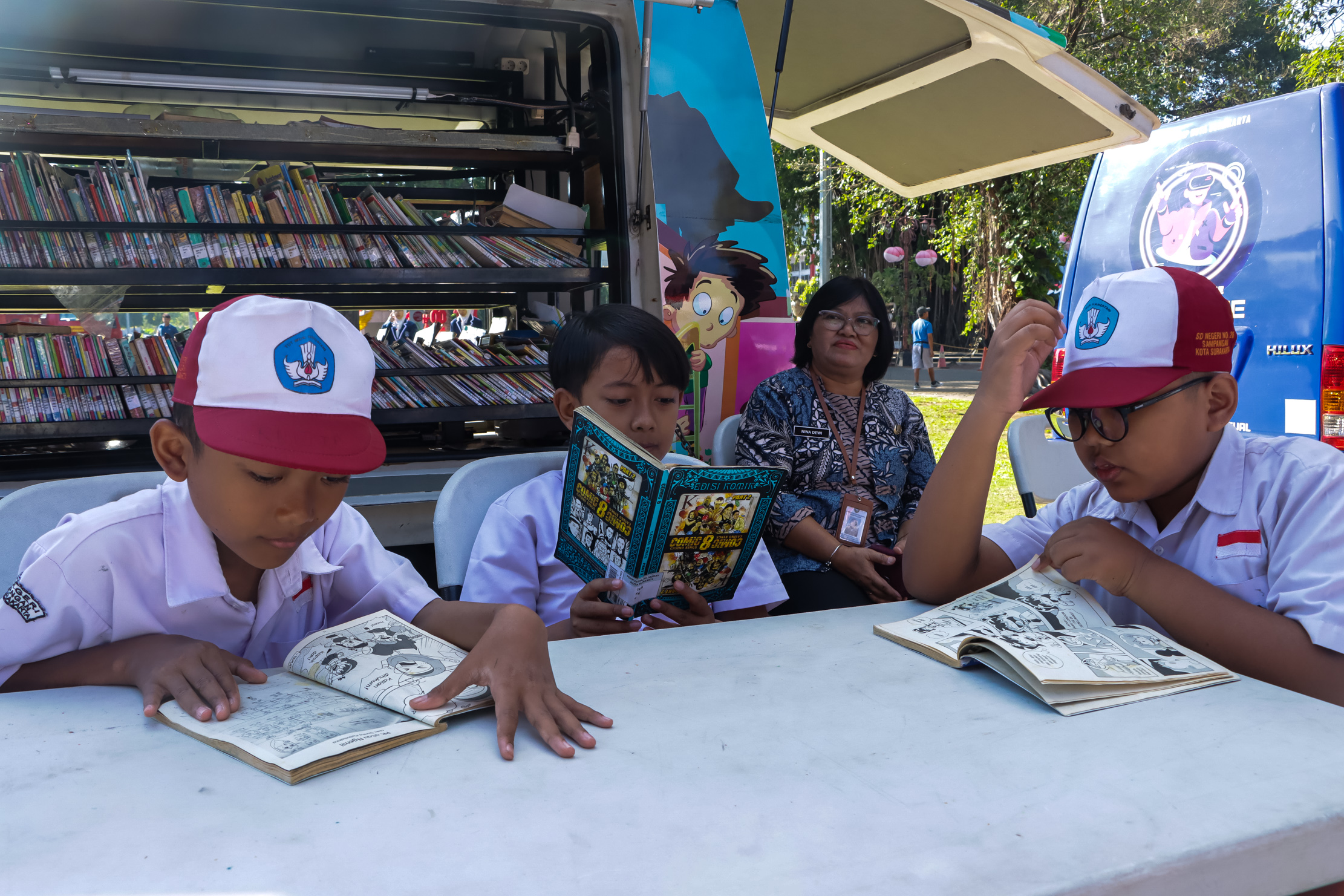 Ilustrasi anak-anak membaca buku di Perspus Keliling untuk mengurangi ketergantungan pada gawai.