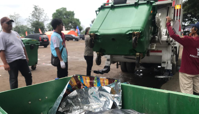 Petugas kebersihan membersihkan sampah usai puncak&nbsp;peringatan Hari Desa Nasional yang digelar di Lapangan Desa Butuh, Kecamatan Mojosongo, Kamis (15/1).