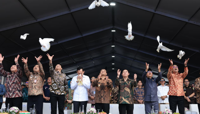 Gubernur Jateng Ahmad Luthfi melepaskan merpati saat&nbsp;puncak peringatan Hari Desa Nasional di Boyolali, Kamis (15/1/2026).