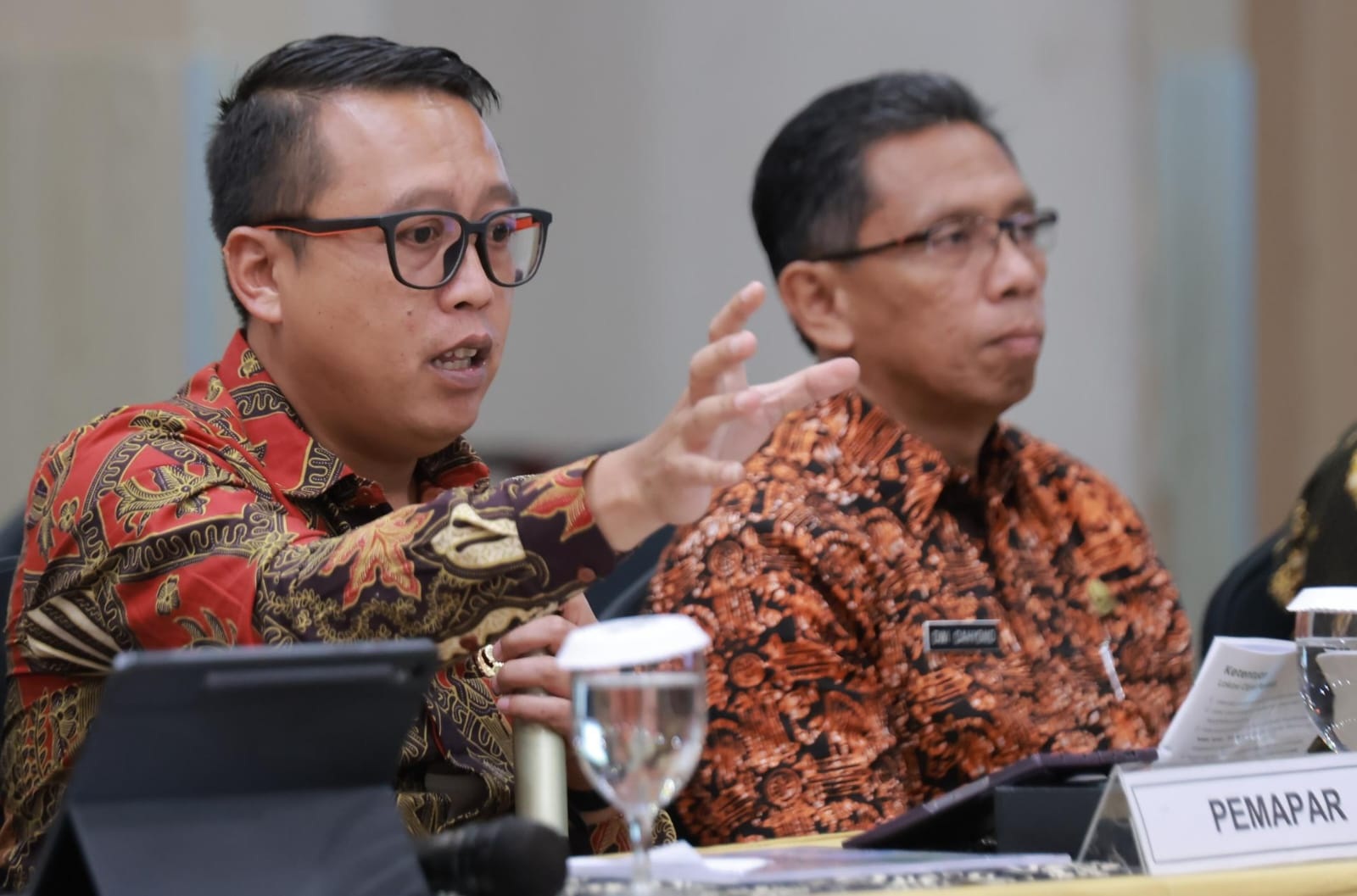 Wakil Bupati Karanganyar Adhe Eliana (kiri) pemaparan rencana penanganan kawasan kumuh di Kabupaten Karanganyar. (Rudi Hartono/Radar Solo)