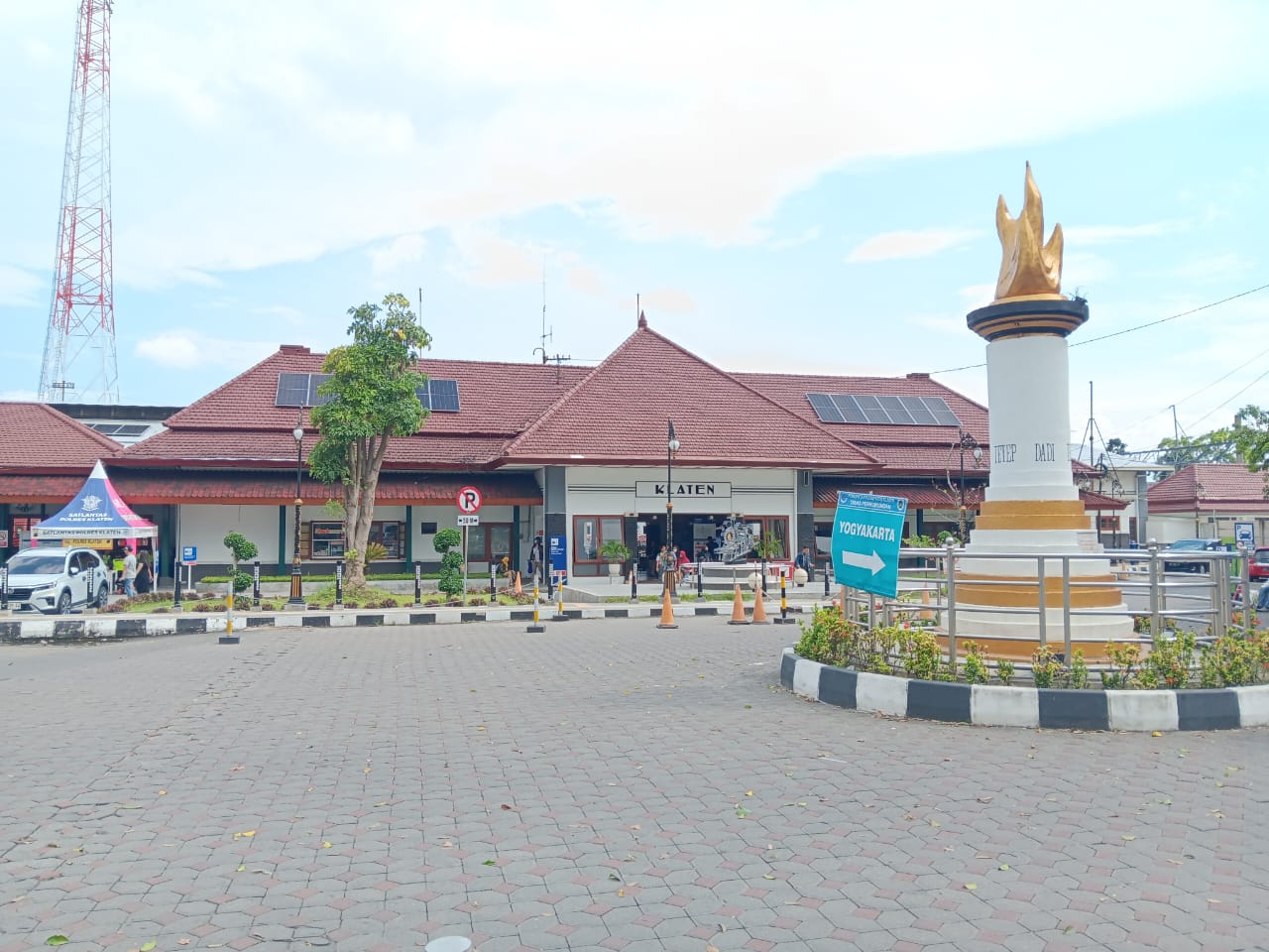 Stasiun Klaten jadi pengharapan pengemudi ojek pangkalan (opang) untuk mencari rezeki. (Angga Purenda/Radar Solo)