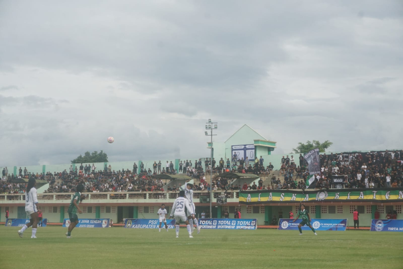 Pertandingan lanjutan matchday keempat Grup B Liga 4 Jawa Tengah yang mempertemukan PSIK Klaten vs PSD Demak di Stadion Trikoyo, Kamis (15/1/2026). (Angga Purenda/Radar Solo)