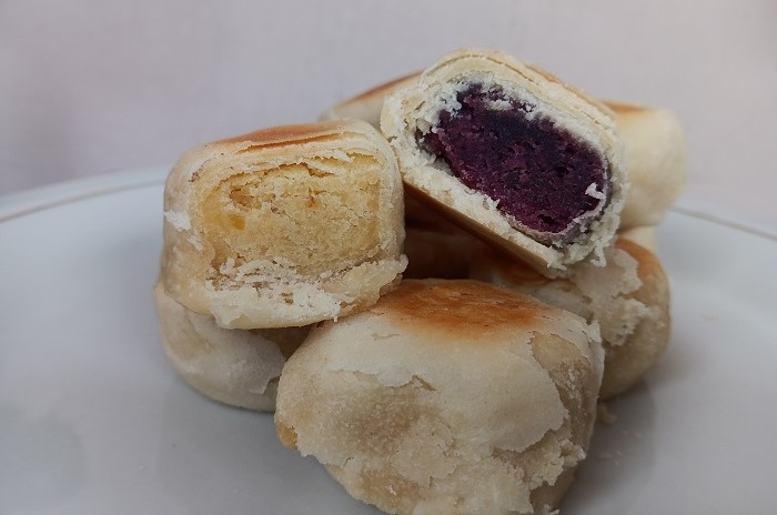 Produk Bakpia Nyi Rakit rasa kacang hijau dan ubi ungu kini jadi oleh-oleh khas Rowo Jombor, Bayat, Klaten. (Angga Purenda/Radar Solo)