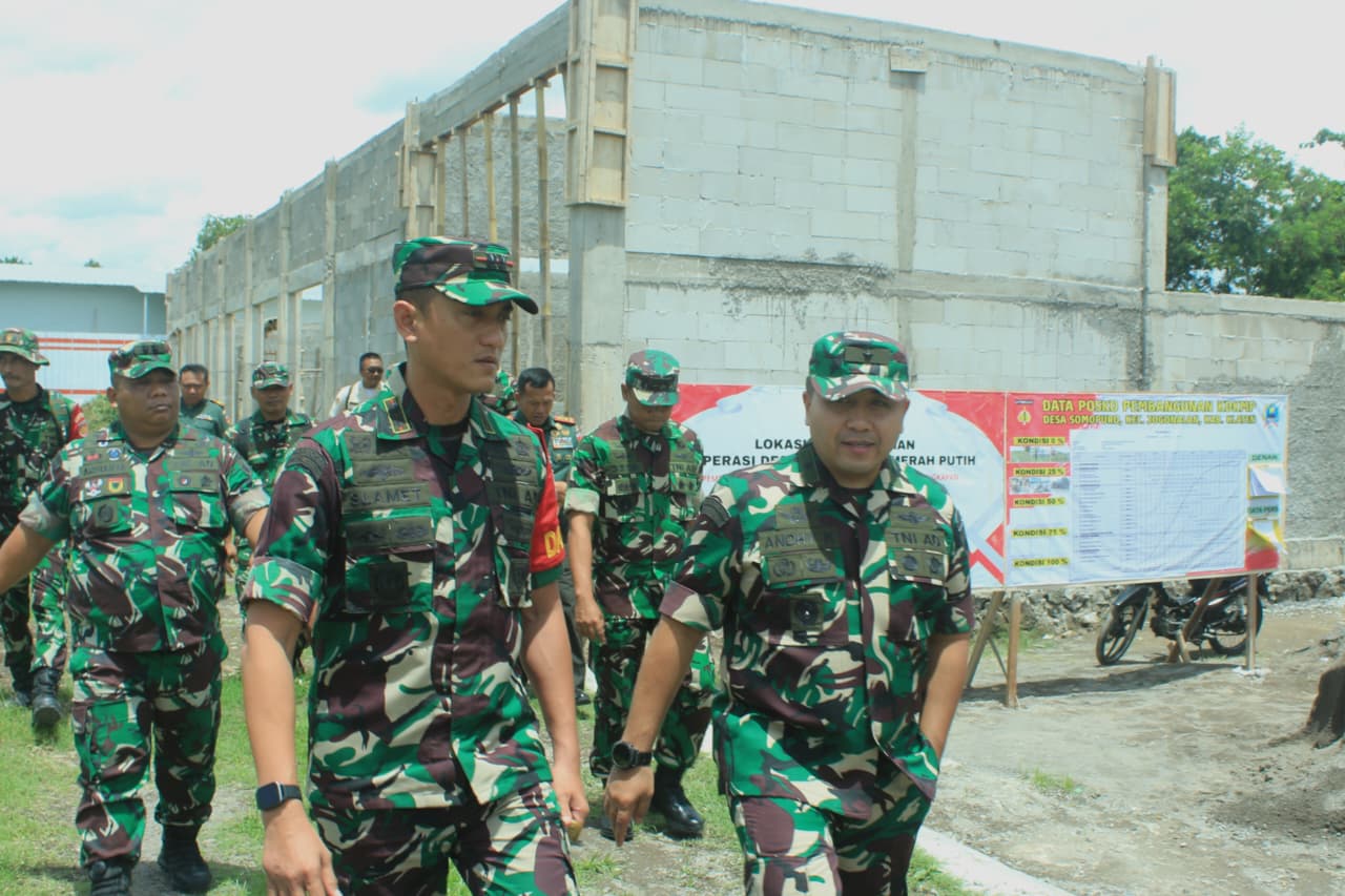 Kepala Staf Daerah Militer (Kasdam) IV/Diponegoro Brigjen TNI M. Andhy Kusuma (kanan) saat meninjau progress pembangunan Koperasi Desa dan Kelurahan Merah Putih (KDKMP). (Angga Purenda/Radar Solo)