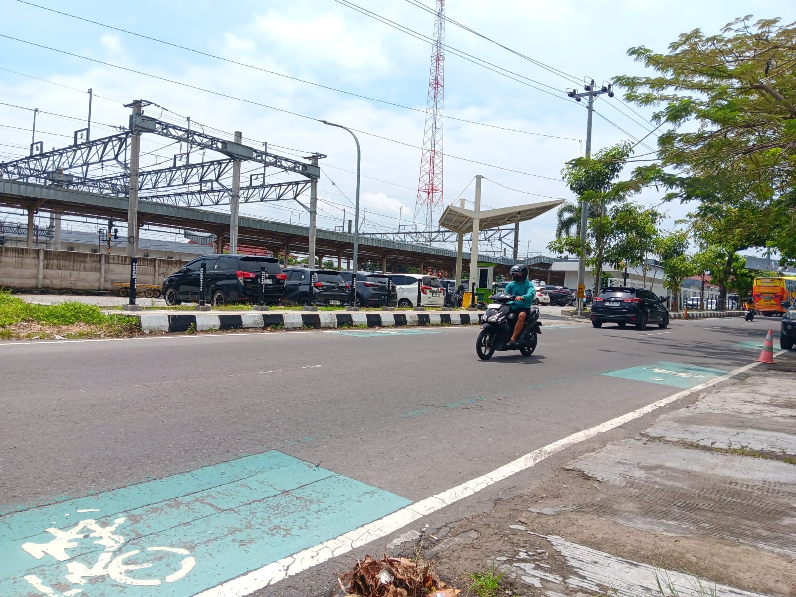 Titik jemput penumpang ojek online di pintu keluar parkir mobil Stasiun Klaten yang hendak diberikan peneduh. (Angga Purenda/Radar Solo)