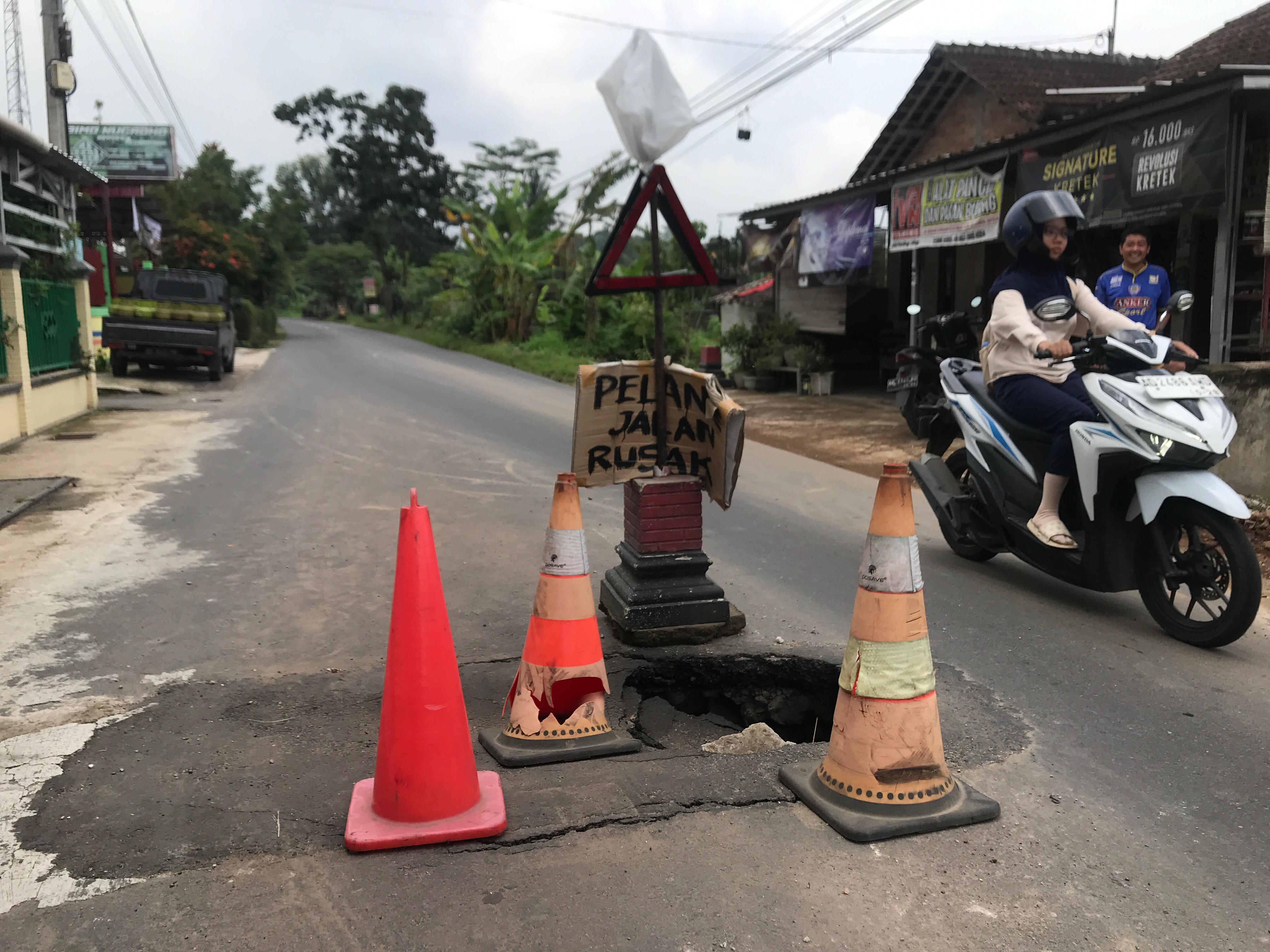 Lubang Menganga di Jalan Metuk&ndash;Mudal Sudah Makan Korban, Warga Harap Segera Diperbaiki