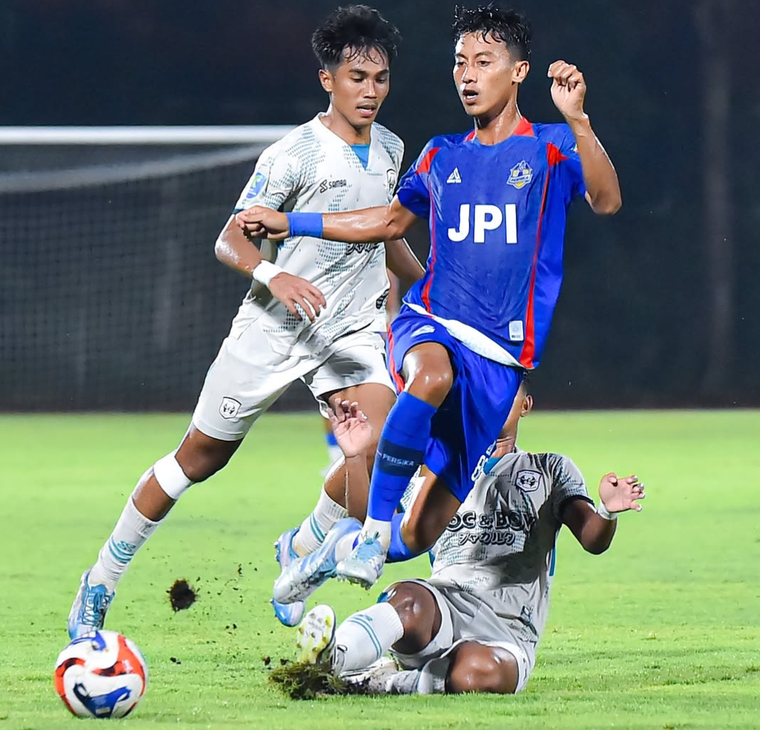 Pertandingan Persika Karanganyar vs RANS Nusantara FC di Stadion UNS (15/1/2206).