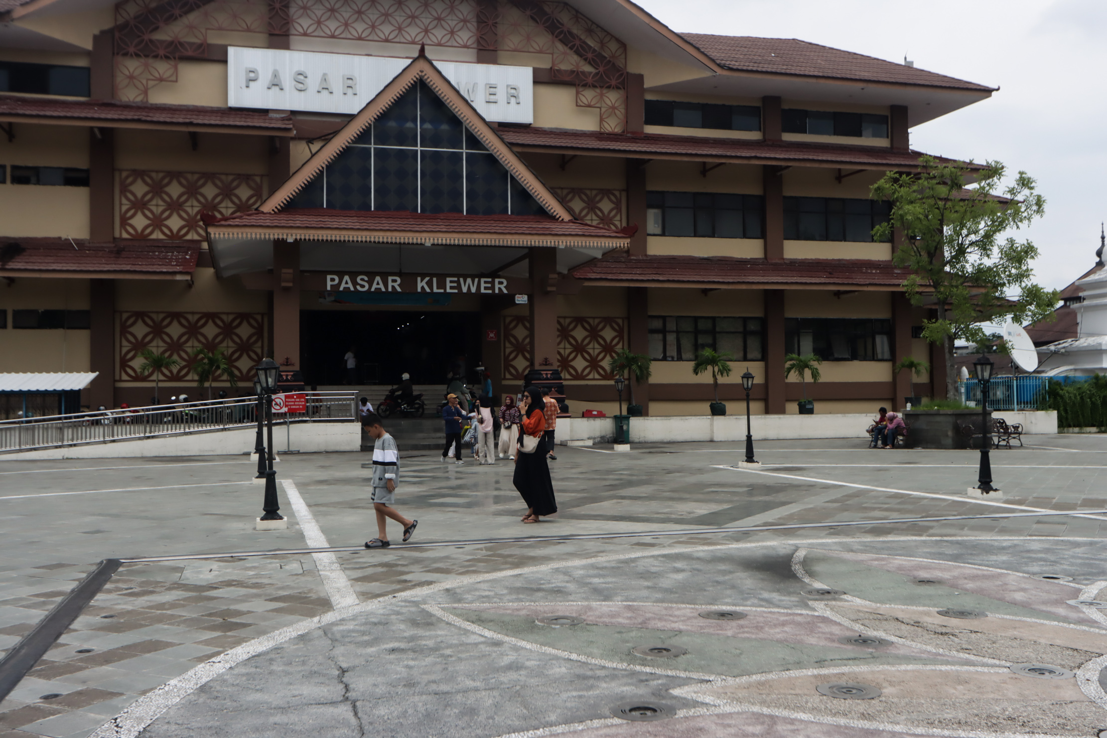 Pasar Klewer Solo menjadi salah satu jujugan pembeli sandang. (M Ihsan/Radar Solo)