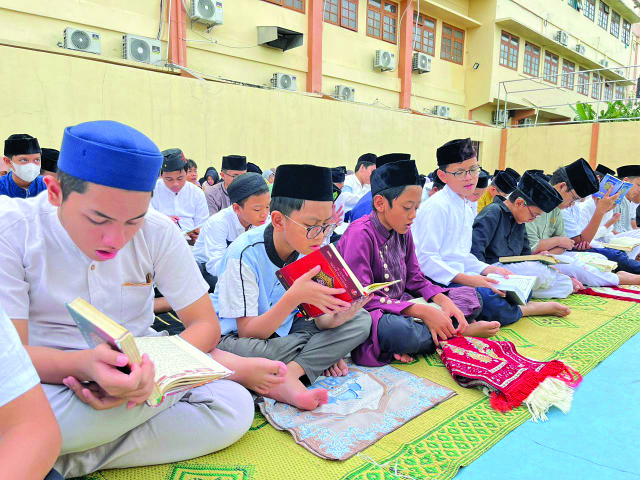 Siswa SMP Muhammadiyah PK Kotabarat Solo mengikuti kajian Isra Miraj di halaman sekolah setempat, Jumat (16/1).