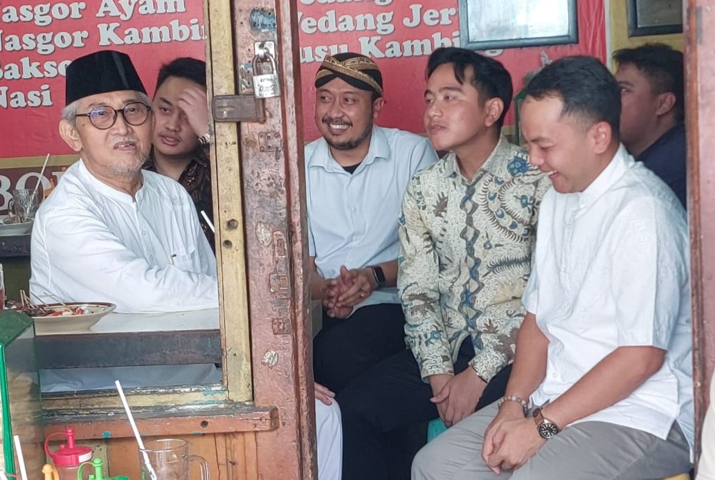 Dari kiri, Maha Menteri KGPHPA Tedjowulan, KGPH Purboyo, KGPH Mangkubumi, Wapres Gibran, dan Walikota Solo Respati Ardi nyate bareng di kawasan Pasar Klewer, Jumat (16/1/2026).