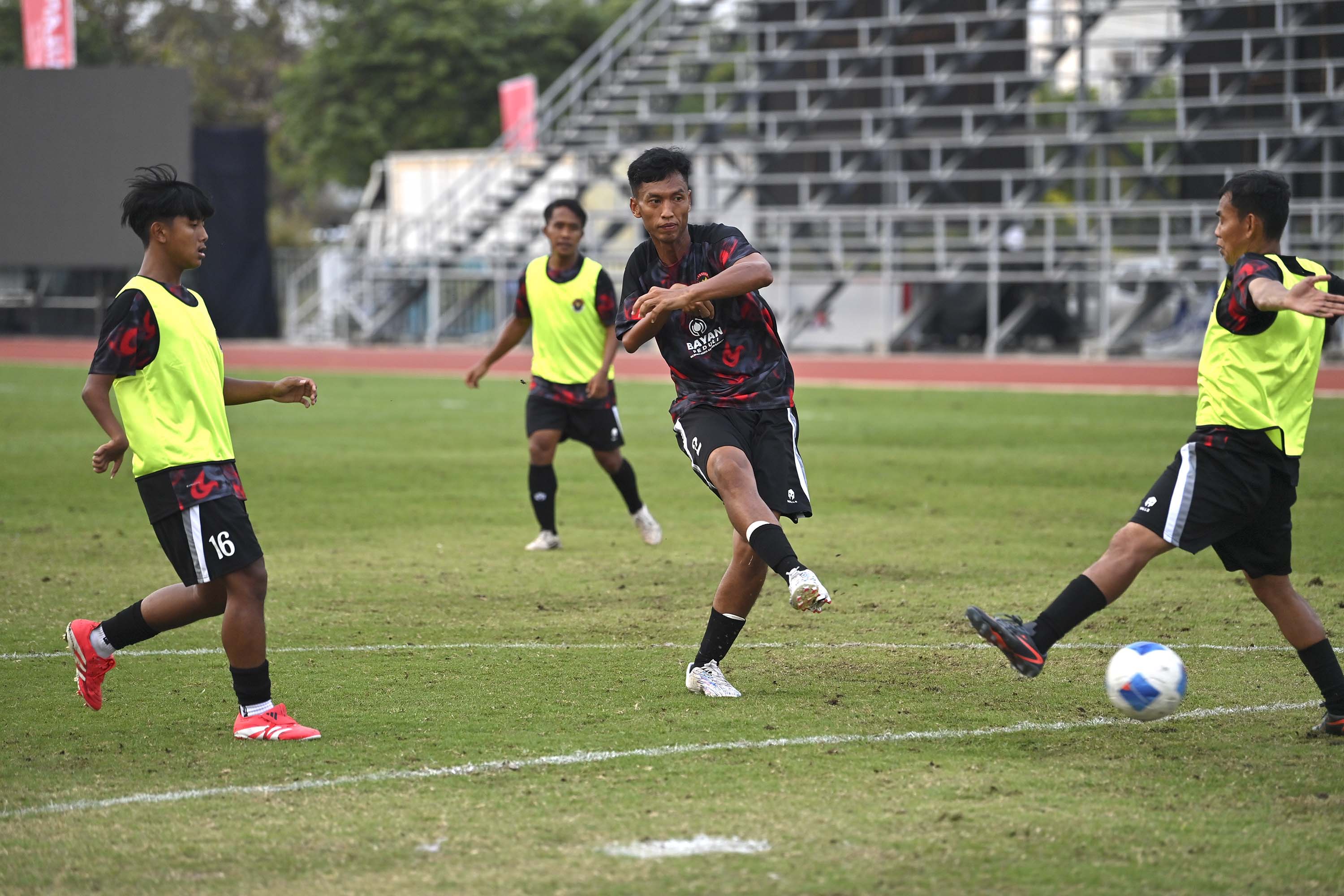 Pesepak bola Cerebral Palsy (CP) National Paralympic Committee (NPC) Indonesia menjalani sesi latihan untuk ASEAN Para Games 2025 di lapangan Nakhon Ratchasima Rajabhat University Stadium, Thailand, Jumat (16/1/2026). Indonesia menargetkan 82 medali emas,