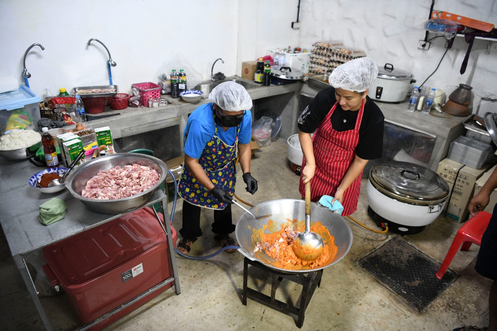 Suasana dapur untuk mempersiapkan makanan atlet Indonesia di ajang ASEAN Para Games, Thailand.