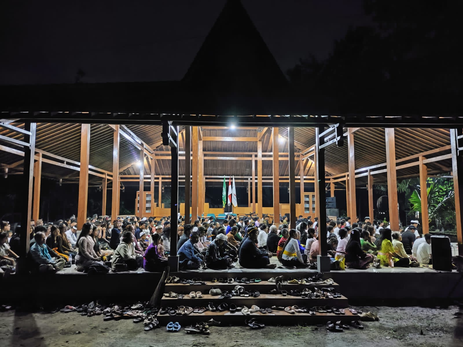 Joglo Pondok Pesantren Mangku Candi, Klaten digunakan umat Hindu untuk berdoa, Sabtu (17/1/2026) malam. (Angga Purenda/Radar Solo)
