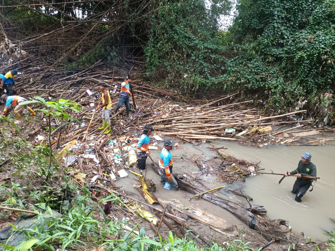 Pembersihan Sungai Bloro di Dusun Gatel, Desa Tambakboyo, Kecamatan Tawangsari, Kabupaten Sukoharjo.