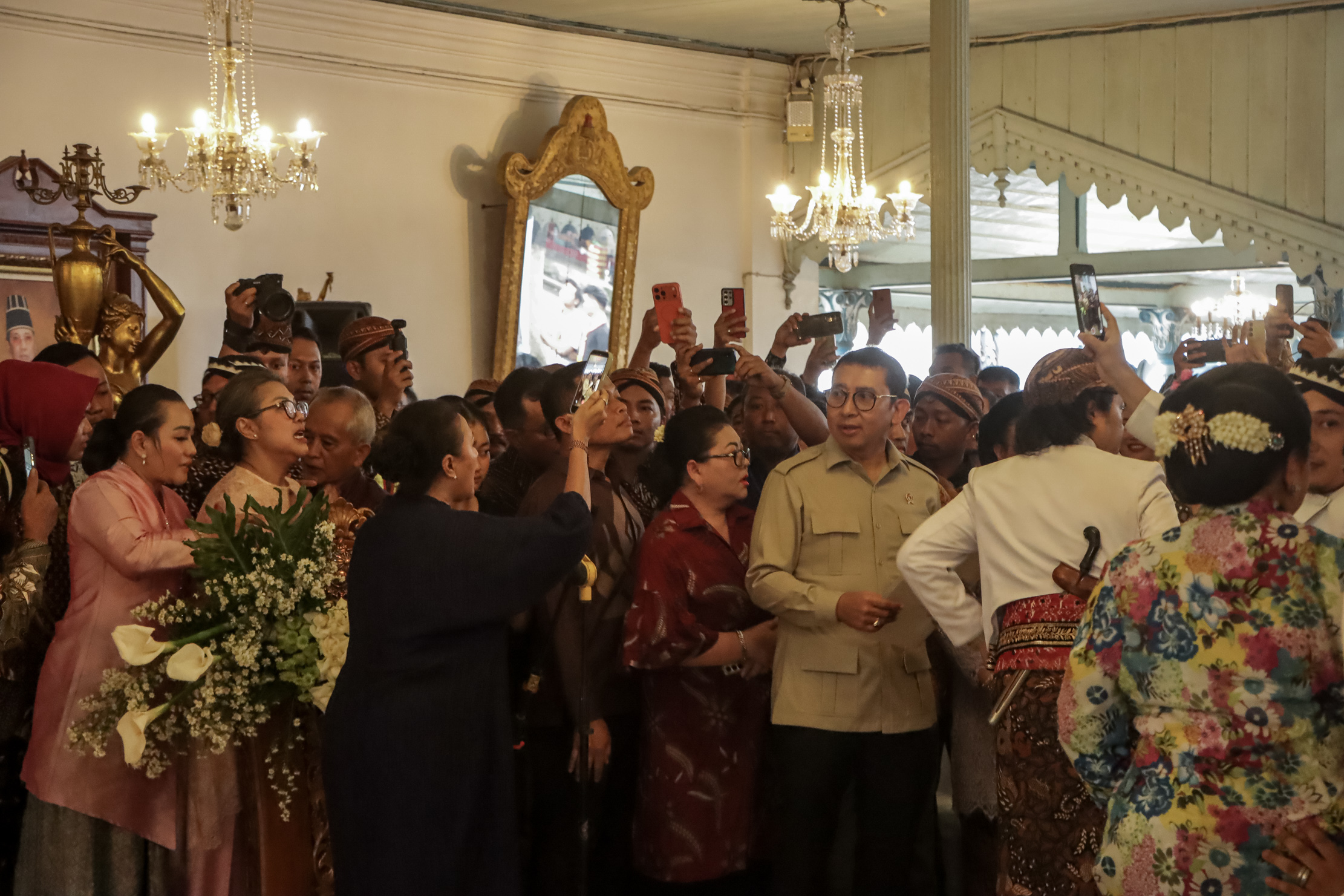 GKR Timoer berbicara dengan mikropon memprotes Menteri Fadli Zon. (M Ihsan/Radar Solo)