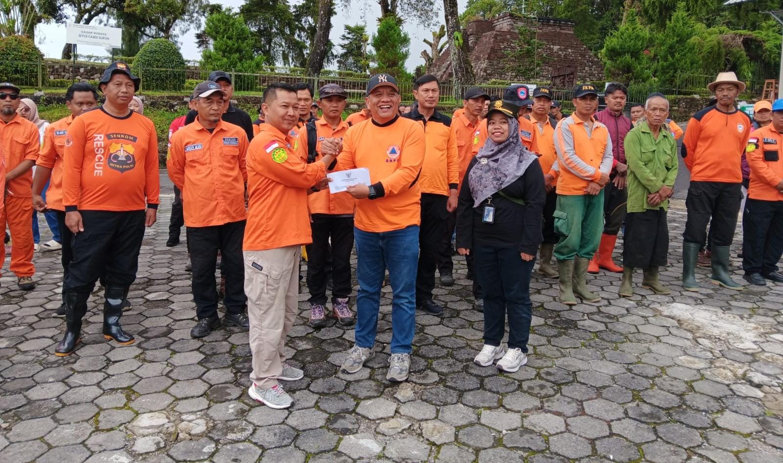 Penyerahan bibit pohon yang akan ditanam di Desa Berjo, Kecamatan Ngargoyoso, Karanganyar, Minggu (18/1/2026). (Rudi Hartono/Radar Solo)