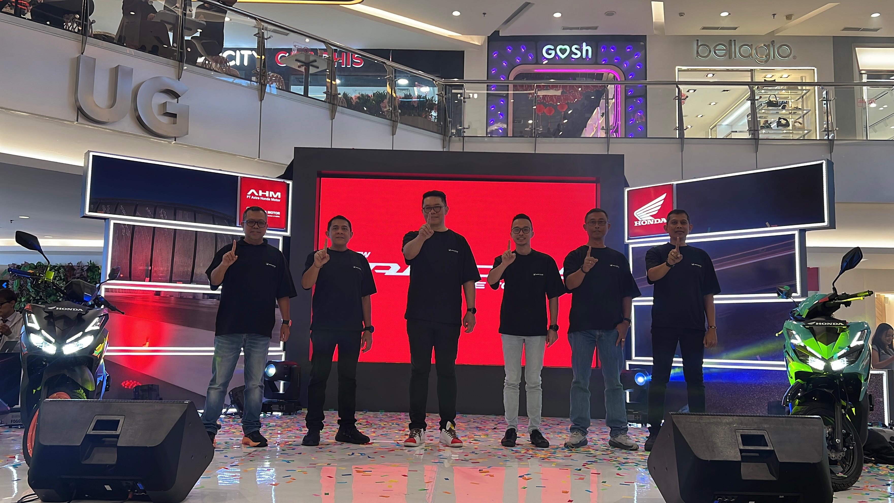 Hadir managemen Astra Motor Jateng. (kiri-kanan) M. Yusuf Retail Manager, I Nyoman Sukadana Administration and Finance Manager, Ronaldo W. Region Head, Henry S. Marketing Manager, Iko F. Parts Manager