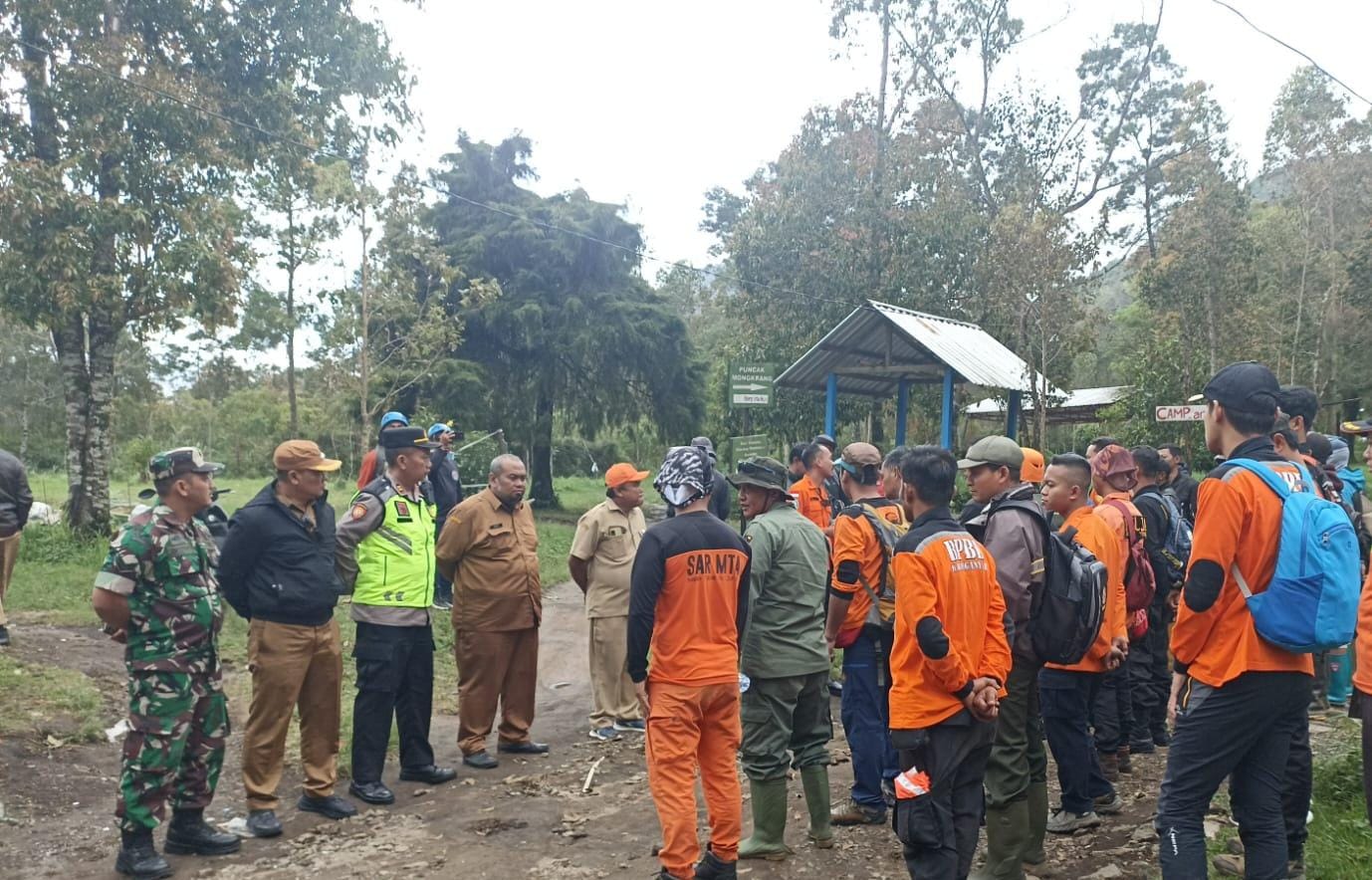 Pencarian pendaki Bukit Mongkrang, Tawangmangu, Karanganyar yang hilang. (Rudi Hartono/Radar Solo)