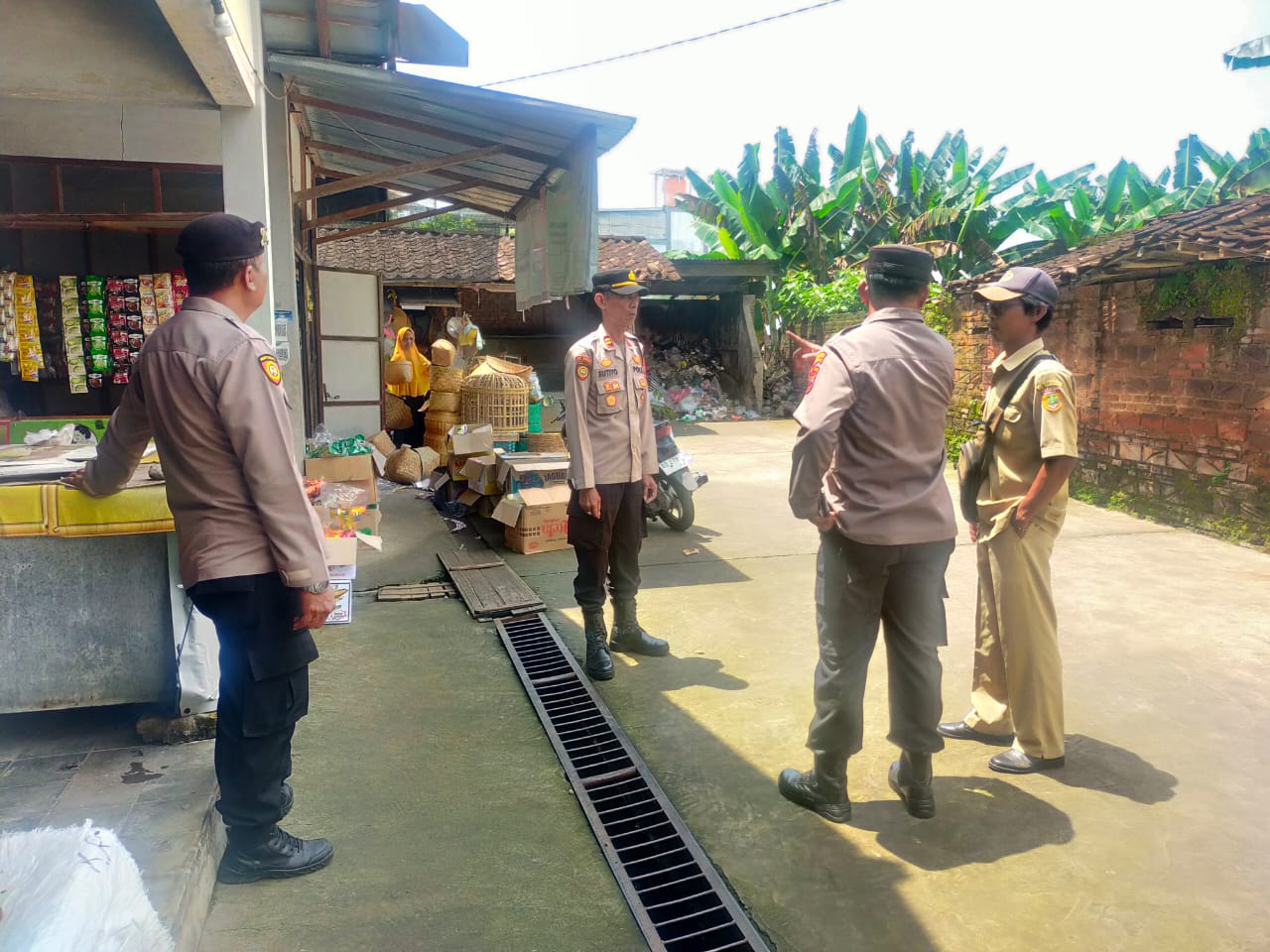Jajaran Polsek Bendosari, Sukoharjo menyusir instalasi listrik Pasar Rakyat Mulur, Senin (19/1/2026).