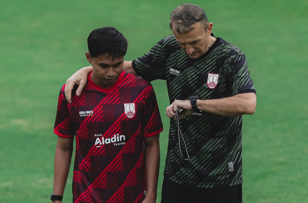 Pemain baru Persis Solo Alfriyanto Nico  berbincang dengan Milomir Seslija di sesi latihan rin, belum lama ini.