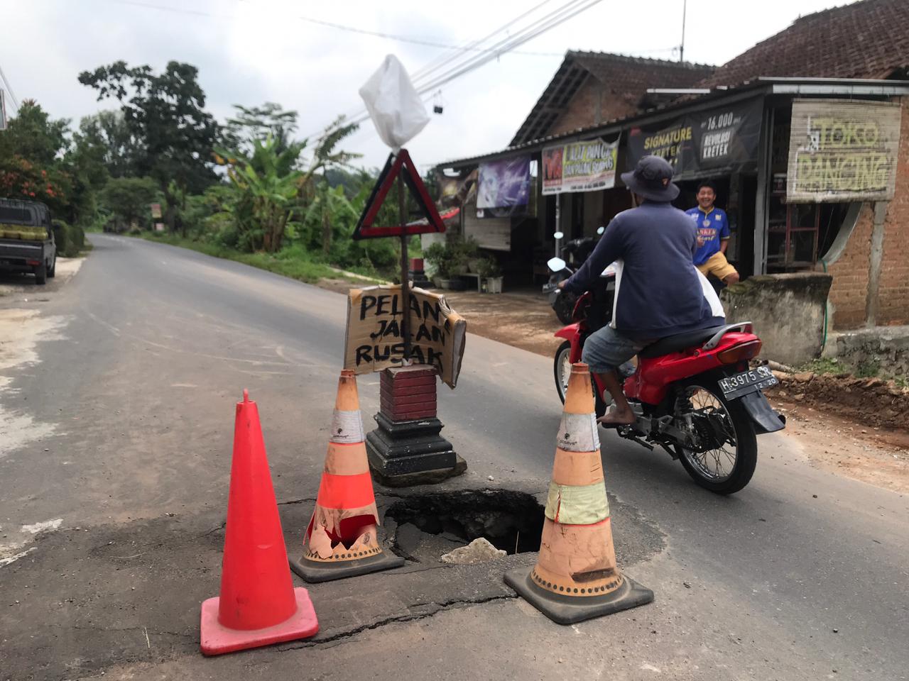 Lubang yang cukup dalam di ruas jalan Dukuh Sapiyan, Desa Metuk, Kecamatan Mojosongo, Boyolali bahayakan pengendara motor.