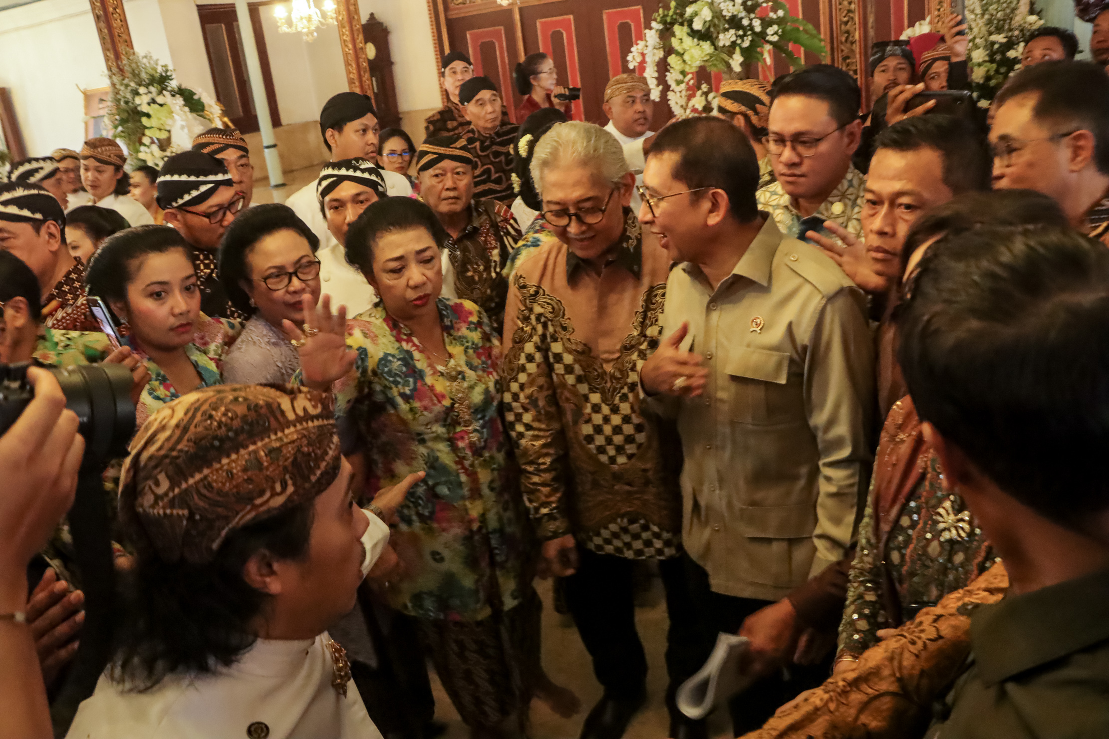 Penyerahan SK Menteri Kebudayaan kepada Mahamenteri Keraton Surakarta KGPA Tedjowulan berujung ke ranah hukum. (M Ihsan/Radar Solo)