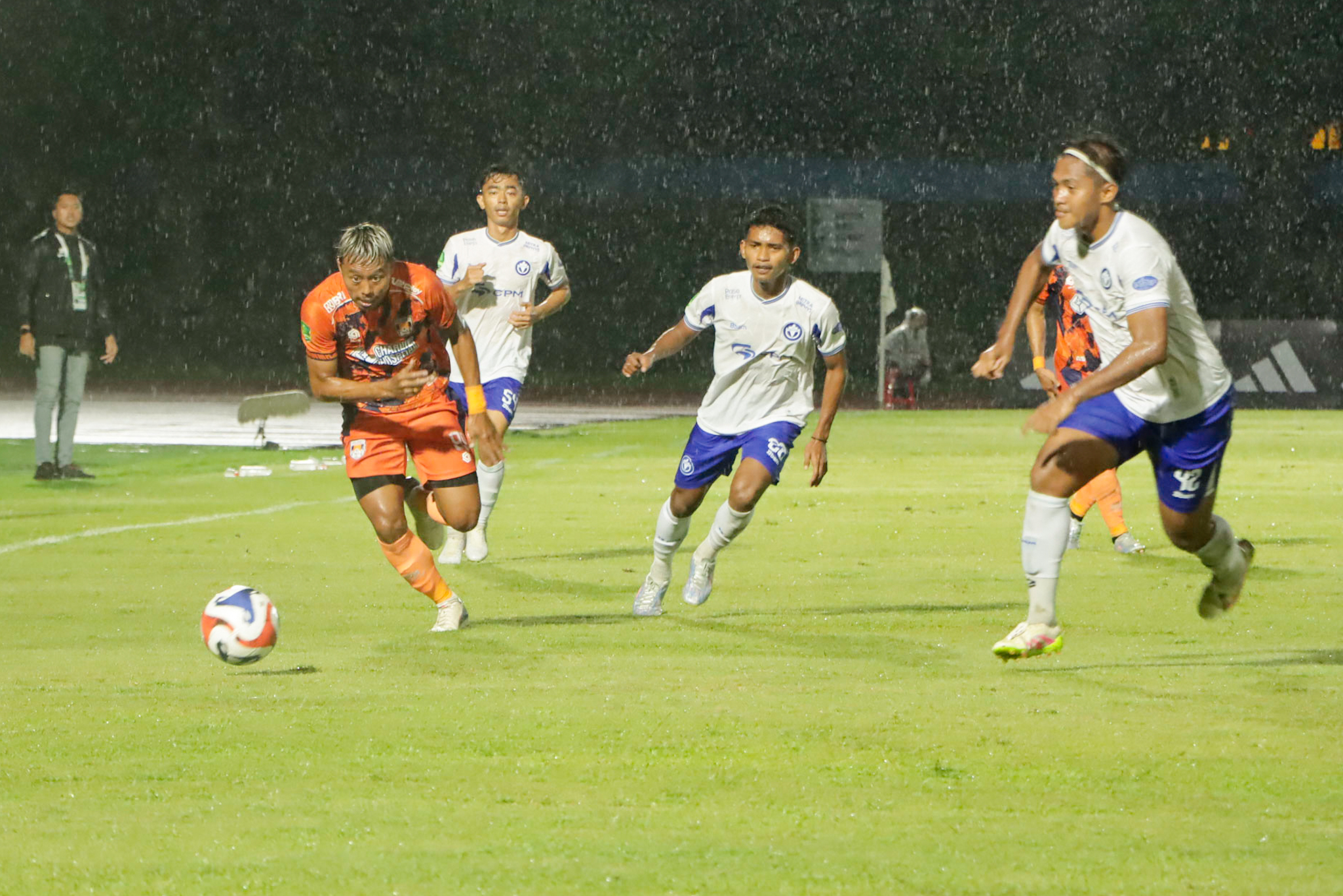 Laga Kendal Tornado FC vs Persipal Palu di Stadion Sriwedari, Senin (19/1/2026).
