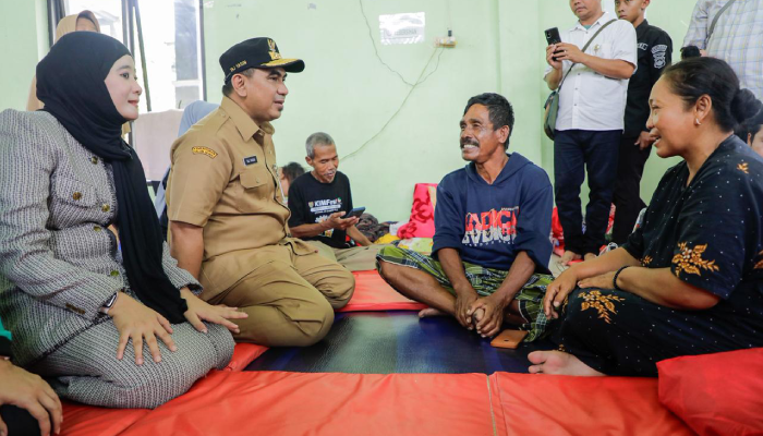 Wagub Jateng Taj Yasin saat ngobrol dengan pengungsi&nbsp; banjir di posko pengungsian Aula Kecamatan Pekalongan Barat, Kota Pekalongan, Senin (19/1/2026).