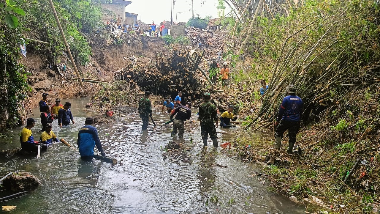 Kegiatan karya bakti bersih Kali Cino di Desa Jatipuro, Kecamatan Trucuk, Klaten, Minggu (18/1/2026). (Angga Purenda/Radar Solo)