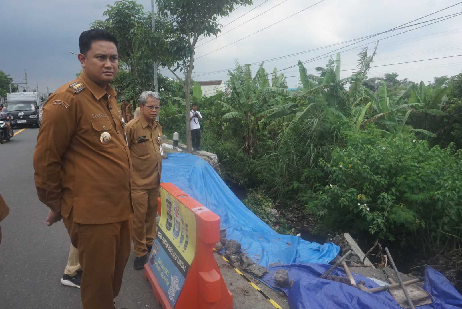 Bupati Klaten Hamenang Wajar Ismoyo mengecek talut pembatas jalan yang longsor di Jalan By Pass, Desa Merbung, Kecamatan Klaten Selatan, Senin (19/1/2026). (Angga Purenda/Radar Solo)